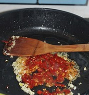 8、鱼香肉丝,用锅中余油煸炒姜蒜末小火炒出香味，再倒入剁椒一起炒出香味