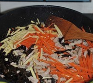 9、鱼香肉丝,倒入冬笋丝、胡萝卜丝和黑木耳丝转大火翻炒一会儿，再倒入肉丝