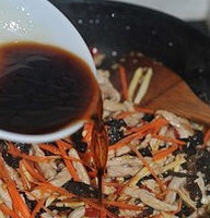 10、鱼香肉丝,倒入步骤6准备好的调味汁，翻炒一分钟