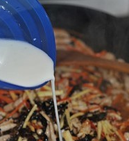 11、鱼香肉丝,慢慢倒入水淀粉，边倒边炒，直到汤汁呈你想要的浓稠度，关火