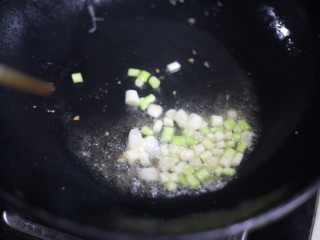 4、美食丨超级无敌下饭家常菜 芹菜香干&nbsp;～,锅中热油，倒入切好的蒜苗爆香。