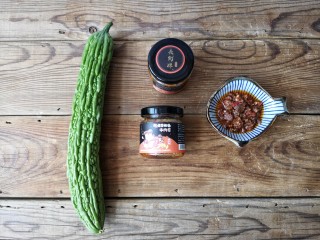 1、酱爆苦瓜,准备食材。