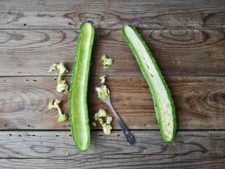 2、酱爆苦瓜,苦瓜洗净，对切开，挖掉瓜瓤。