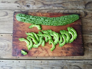 3、酱爆苦瓜,45度斜刀切成片。