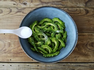 4、酱爆苦瓜,切好片的苦瓜，撒一点盐盐拌均，静置10分钟。