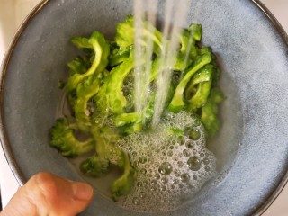 5、酱爆苦瓜,用水冲洗盐分，可降低苦瓜苦味。