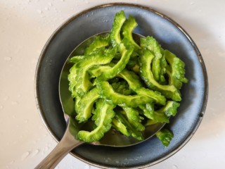 6、酱爆苦瓜,冲洗后沥干水。