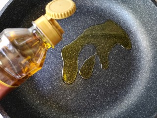 7、酱爆苦瓜,锅中适量油烧热。