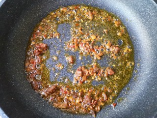 9、酱爆苦瓜,煸炒将酱爆出香味。