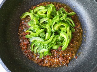 10、酱爆苦瓜,放入处理过的苦瓜。