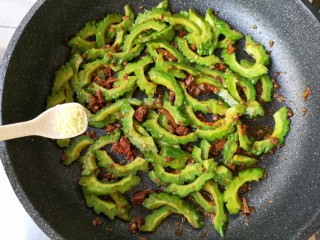 11、酱爆苦瓜,翻炒一下，加适量盐和鸡精调味。