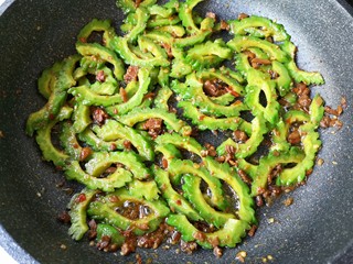 12、酱爆苦瓜,翻炒均匀即可。