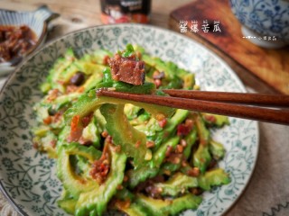15、酱爆苦瓜,有了松茸杏鲍菇牛肉酱的加入，本来清寡的苦瓜立马变得喷香诱人。