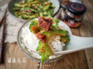 16、酱爆苦瓜,混合着牛肉香的油脂把米饭变得晶莹油亮，再夹上几筷子松茸杏鲍菇，能扫光三碗饭！