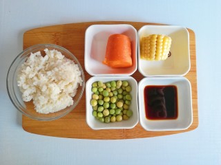 1、午饭君-素食田园炒饭,食材准备:米饭1碗、豌豆粒25克、胡萝卜40克、玉米35克、宝宝酱油2克