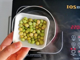 4、午饭君-素食田园炒饭,水开下豌豆粒