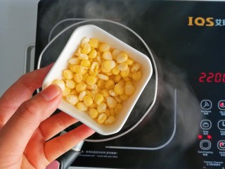 5、午饭君-素食田园炒饭,下玉米粒