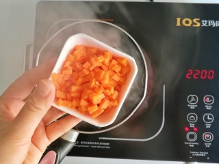 6、午饭君-素食田园炒饭,下胡萝卜，一同焯水3分钟