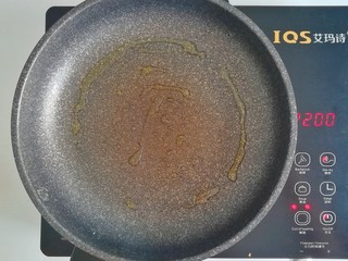 8、午饭君-素食田园炒饭,起锅刷一层牛油果油