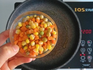 9、午饭君-素食田园炒饭,倒入蔬菜炒香