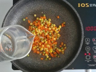 10、午饭君-素食田园炒饭,加入适量清水