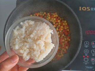 12、午饭君-素食田园炒饭,米饭入锅，翻炒均匀即可出锅（米饭入锅比较干，可再加适量清水）