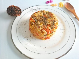 14、午饭君-素食田园炒饭,出锅喽，撒入黑芝麻粉提味即可食用