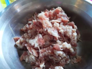 1、川味哨子面,五花肉切丁。