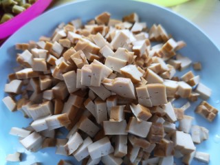 2、川味哨子面,豆腐干儿切成丁。