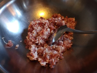 8、川味哨子面,锅内放入五花肉。