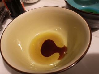 19、川味哨子面,碗内放少许生抽，少许盐，花椒油，香油。