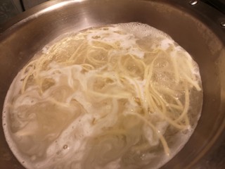 20、川味哨子面,煮面。