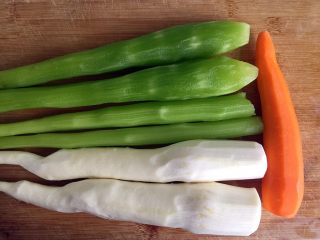 1、绿色美食+素炒三色螺旋莴苣,将三种主要食材全部削皮清洗干净