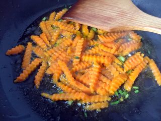 11、绿色美食+素炒三色螺旋莴苣,翻炒至胡萝卜变色