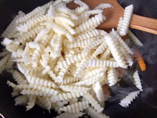 12、绿色美食+素炒三色螺旋莴苣,再倒入茭白