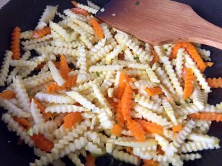 13、绿色美食+素炒三色螺旋莴苣,翻炒三十秒