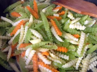 15、绿色美食+素炒三色螺旋莴苣,翻炒三十秒