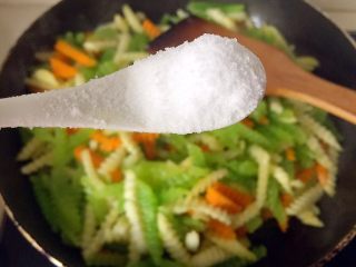 16、绿色美食+素炒三色螺旋莴苣,加入一小勺盐