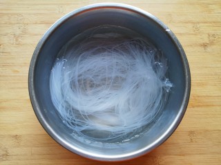 1、包菜炒粉丝,干粉丝用温水泡软。
