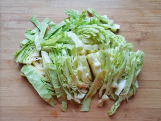 2、包菜炒粉丝,包菜切成条。