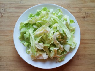 3、包菜炒粉丝,洗干净控一下水分。