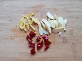 4、包菜炒粉丝,大蒜切成片，生姜切成丝，干红辣椒切成段。