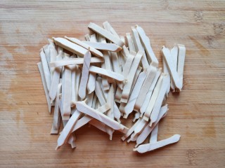 5、包菜炒粉丝,豆腐干切成条。