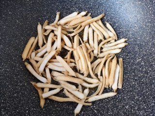 6、包菜炒粉丝,炒锅内倒适量的食用油烧热，下入豆腐干炸至金黄色，盛出备用。