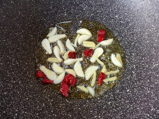 7、包菜炒粉丝,锅里继续倒油烧热，下入姜蒜和干红辣椒炒香。