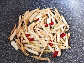 8、包菜炒粉丝,下入炸好的豆腐干翻炒均匀。