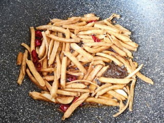 9、包菜炒粉丝,放味极鲜酱油翻炒均匀。