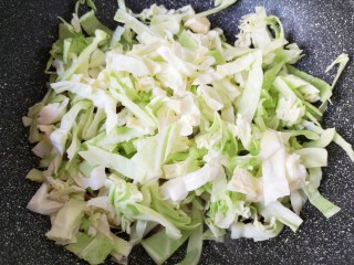 10、包菜炒粉丝,下入包菜。