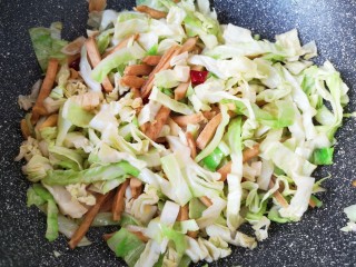 11、包菜炒粉丝,翻炒均匀。