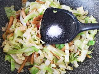 12、包菜炒粉丝,放盐调味。